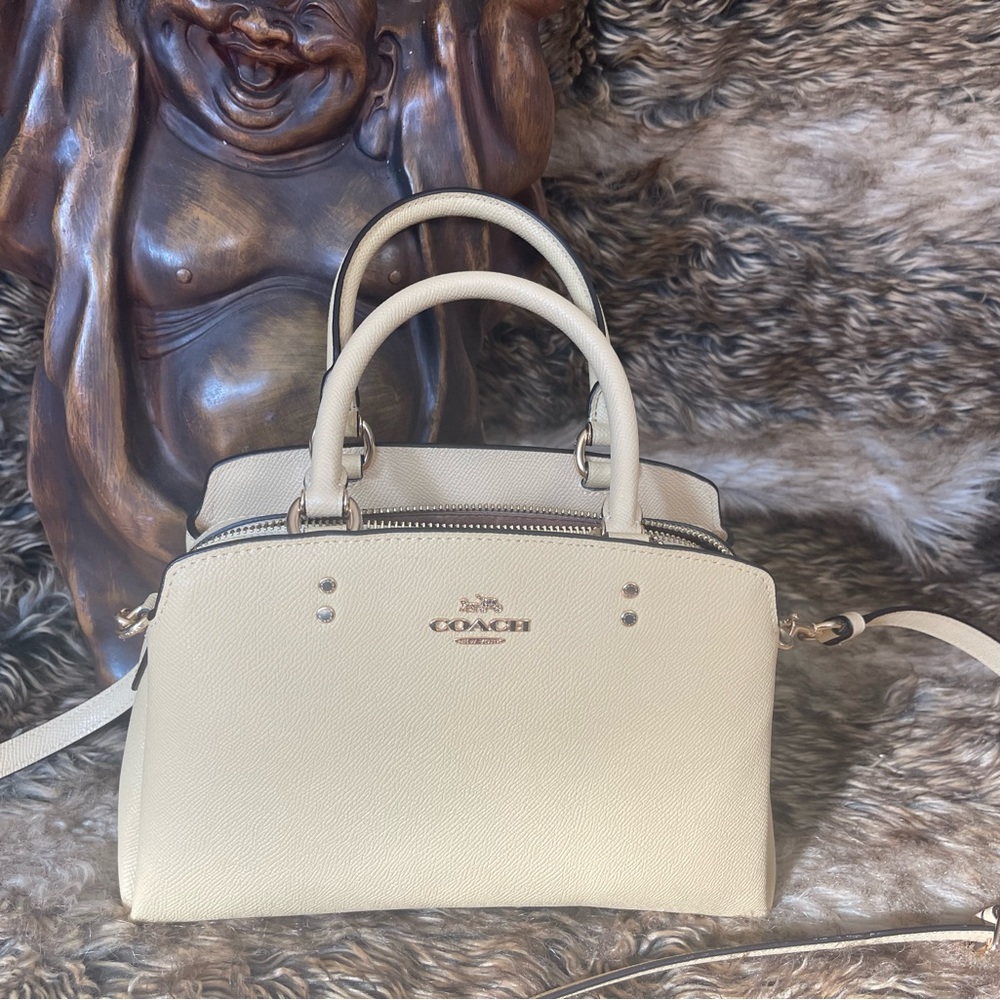 Butter yellow beautiful coach crossbody. Lots of compartments